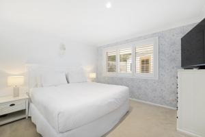 Una televisión o centro de entretenimiento en Spacious 4-Bed Home Near Avalon Beach