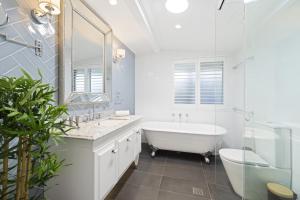 Un baño de Spacious 4-Bed Home Near Avalon Beach 10 fotos más