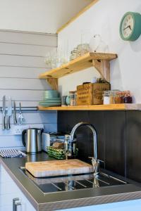 cocina con fregadero y encimera en The cabin en Truro