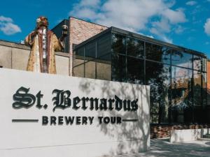 La belle échappée & Romence في بوبرينغي: علامة امام مبنى به تمثال