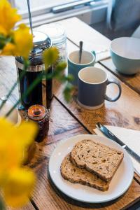 una rebanada de pan en un plato en una mesa en The cabin en Truro