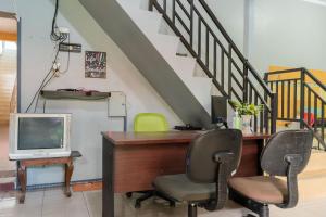 TV a/nebo společenská místnost v ubytování Home Stay Kembar Syariah RedPartner + 21 fotografií