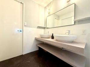 a bathroom with two sinks and a mirror at Villa MAEUMー熱海絶景の棟貸しヴィラ BBQとペレットストーブ体験 最大13名追加料金なし in Atami +37 photos
