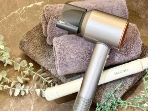 a hair dryer sitting on top of a towel at Villa MAEUMー熱海絶景の棟貸しヴィラ BBQとペレットストーブ体験 最大13名追加料金なし in Atami
