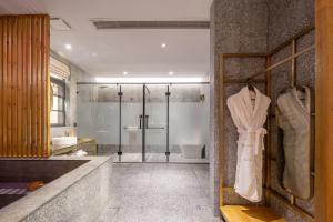 Koupelna v ubytování Huazhu Luxury Wuzhen Mushe Shiguang Hot Spring B&B + 42 fotografií