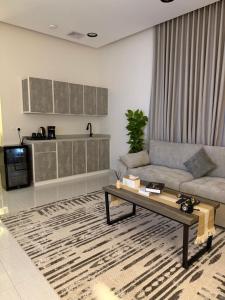 a living room with a couch and a coffee table at شقة بغرفة معيشة وغرفة نوم in Buraydah