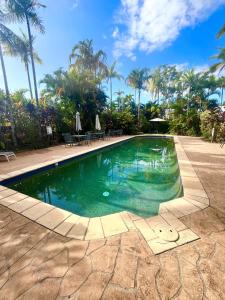 Бассейн в The Villas Palm Cove-PRIVATE POOL in each villa или поблизости