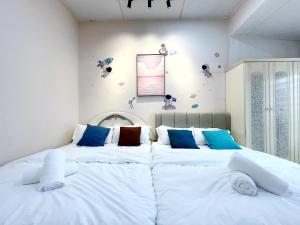 #SS SuperCorner 4Bedroom HomeStay 20PAX EventUse By S&T Homez في سِريمبان: سريرين في غرفة نوم ذات لون أبيض وأزرق