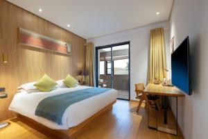 TV a/nebo společenská místnost v ubytování Huazhu Luxury Wuzhen Mushe Shiguang Hot Spring B&B