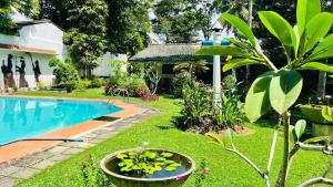 Bazén v ubytování New Greenish Villa nebo v jeho okolí