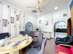 #SS SuperCorner 4Bedroom HomeStay 20PAX EventUse By S&T Homez في سِريمبان: غرفة طعام بها طاولة وكراسي