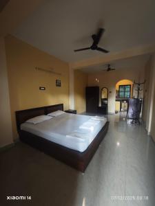 En eller flere senge i et værelse på Carvalhos Regina guest house