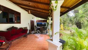 TV a/nebo společenská místnost v ubytování New Greenish Villa