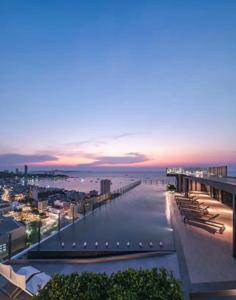 Afbeelding uit fotogalerij van Base Central Pattaya Quiet King-Bed with Infinity Pool & Free Netflix! in Pattaya