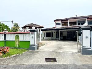 #SS SuperCorner 4Bedroom HomeStay 20PAX EventUse By S&T Homez في سِريمبان: موقف سيارات فارغ أمام مبنى
