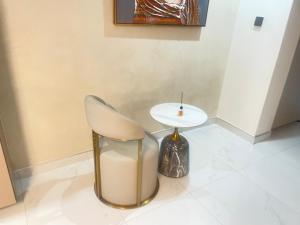 een stoel en een tafel in een kamer bij Car hire Africa in Kampala