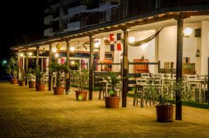 A restaurant or other place to eat at GT Marina & Panorama Fort Beach Apartments