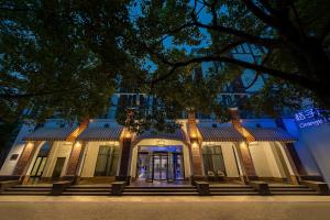 Tòa nhà nơi khách sạn tọa lạc