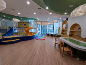 Căn hộ homestay Doji Diamond Crown في هاي فونج: غرفة لعب للأطفال مع زلاجة ومنزلق