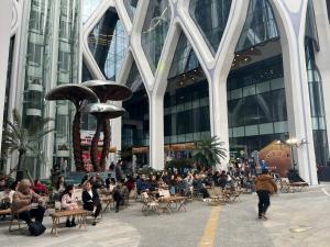 Căn hộ homestay Doji Diamond Crown في هاي فونج: زحمة الناس جالسين خارج المبنى