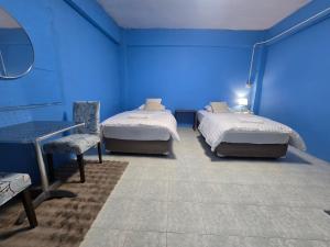 En eller flere senge i et værelse på Rat Min in Town Hostel