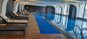 Căn hộ homestay Doji Diamond Crown في هاي فونج: مسبح في مبنى فيه ناس تمشي حوله