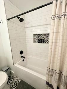 Et badeværelse på Hearth & Heartland Farmhouse on 3 private acres + 52 billeder