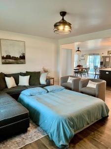 En eller flere senge i et værelse på Hearth & Heartland Farmhouse on 3 private acres