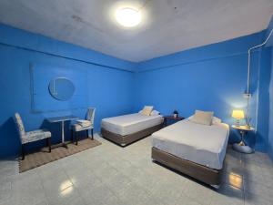 En eller flere senge i et værelse på Rat Min in Town Hostel