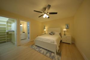 Un dormitorio con una cama y un ventilador de techo. en E&A SouthWest Miami - Breeze Studio, en Lindgren