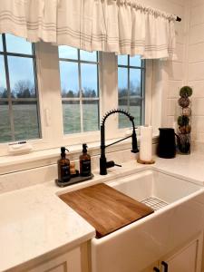 Køkken eller tekøkken på Hearth & Heartland Farmhouse on 3 private acres