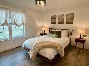En eller flere senge i et værelse på Hearth & Heartland Farmhouse on 3 private acres