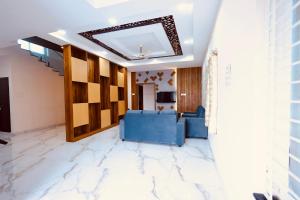 Гостиная зона в Brand New 4bhk stylish and spacious Duplex house with kitchen, bathtub with modern interiors close to railway station and bus stand