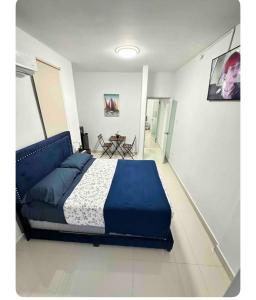 圣胡安Kantares Guest a 4 min Aeropuerto的一间卧室,卧室内配有一张蓝色大床 更多25张照片