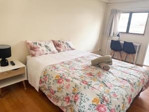 Ένα ή περισσότερα κρεβάτια σε δωμάτιο στο Kilbirnie Studio Near Everything