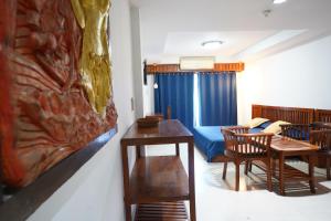 een woonkamer met een tafel, stoelen en een bank bij Sathorn View in Bangkok +13 foto's