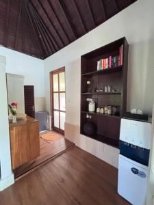 Balian River Hut في Balian: غرفة معيشة مع كونتر ومطبخ +7 صور