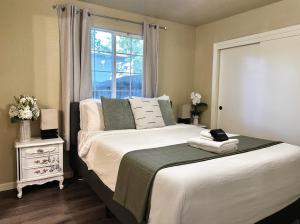 Postel nebo postele na pokoji v ubytování Near Downtown- Kitchen-washerdryer-parking