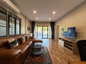 Телевизор и/или развлекательный центр в Private 2 Bedrooms Villa near waterfall in Khao Lak-Terrace Large Bubble Jacuzzi