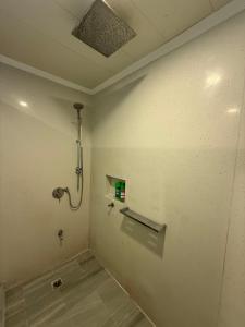 Et badeværelse på Bang For Your Buck + 11 billeder