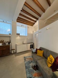 a living room with a couch and a kitchen at Cà du Local in Arenzano