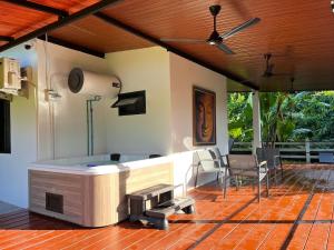 Фотография из галереи Private 2 Bedrooms Villa near waterfall in Khao Lak-Terrace Large Bubble Jacuzzi в городе Кхаулак