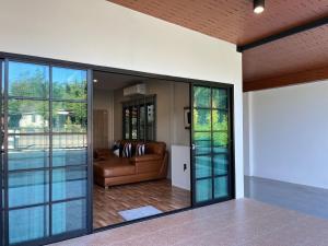 Бассейн в Private 2 Bedrooms Villa near waterfall in Khao Lak-Terrace Large Bubble Jacuzzi или поблизости