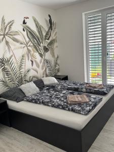 Postel nebo postele na pokoji v ubytování Sunny apartment on the lakes