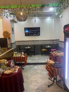 AFRIC HOTEL- Casbah في الجزائر: مطعم بطاولتين وكاونتر مع الاكل +49 صورة