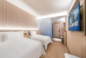 En eller flere senge i et værelse på Hanting Hotel Shanghai Gongkang Road Subway Station + 16 billeder