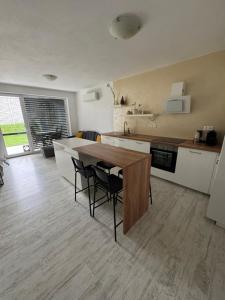 Kuchyň nebo kuchyňský kout v ubytování Sunny apartment on the lakes + 4 fotografie