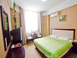 Super 8 Hotel Xian Nanshaomen في شيان: غرفة فندق مع سرير وتلفزيون