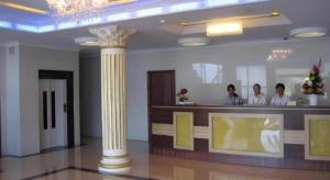 Oaspeți care stau la Grand Hoyah Hotel