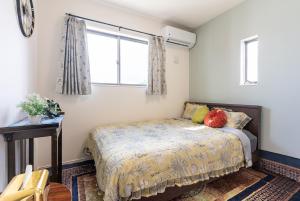 En eller flere senge i et værelse på Ufu Wana Villa Nakijin